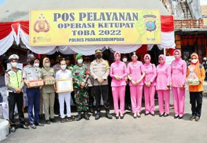 Kapolres Sidempuan Dan Ketua Bhayangkari Berikan Bingkisan Ke Personil Pos YAN dan Pos PAM