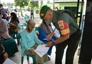 Kodim 0212/Tapsel Salurkan Dana Bantuan Tunai Bagi Pedagang Kaki Lima Dan Warung