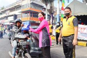 Parbetor,Penyapu Jalan dan Tukang Parkir Dapat Sentuhan Kasih Dari Polwan Polres P. sidempuan