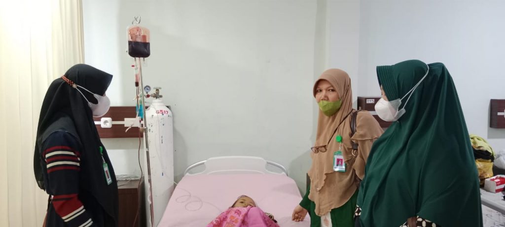 Plt. Kadinkes Sidempuan Jenguk Nia Rahmadani Hutasuhut  Bocah Yang Infeksi Ketiaknya Bolong