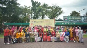 Bhayangkari dan Polwan Polres Tapsel Turut Meriahkan Parade Berkebaya Nusantara di Medan