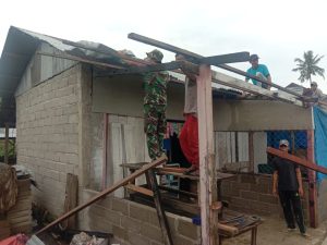 Gerak Cepat, Koramil 20/Batahan Dipimpin Danramil Bantu Perbaiki Rumah Korban Bencana Angin Kencang