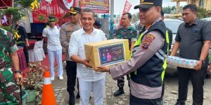 Bersama Bupati Paluta, Kapolres Tapsel Tinjau Sekaligus Beri Bingkisan di Pos Pam Simpang Portibi