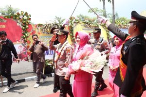 Sambut Kapolres Yang Baru, Polres Sampang Gelar Tradisi Pedang Pora