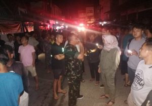 Basah Kuyup, Danramil 13 Panyabungan bersama Babinsa dan Warga Masyarakat Berjibaku Padamkan Api