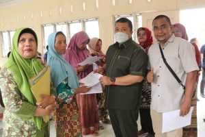 Kunjungi 2 Puskesmas, Bupati Dolly Beri Makanan Tambahan